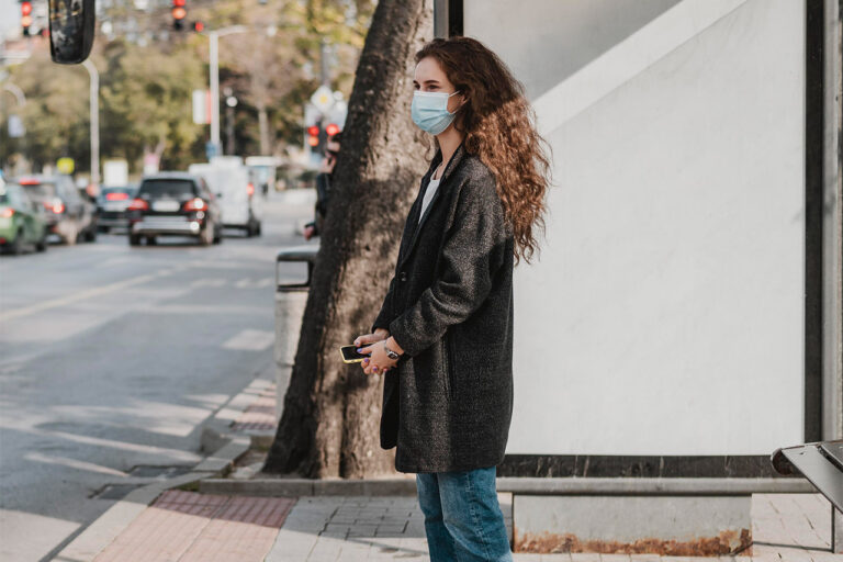 Ragazza che aspetta l'autobus